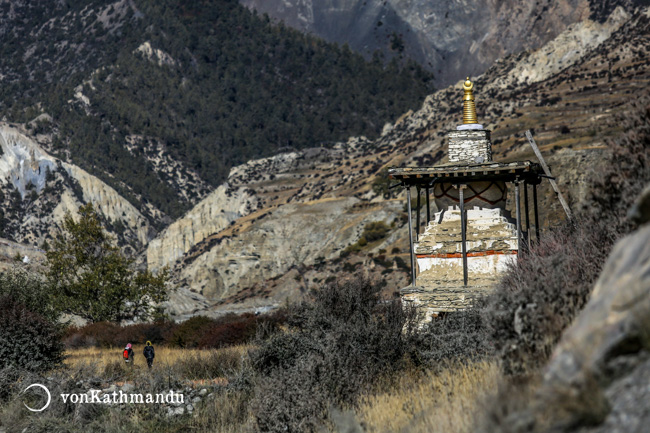 An old chhorten between Braga and the fabled Manang village