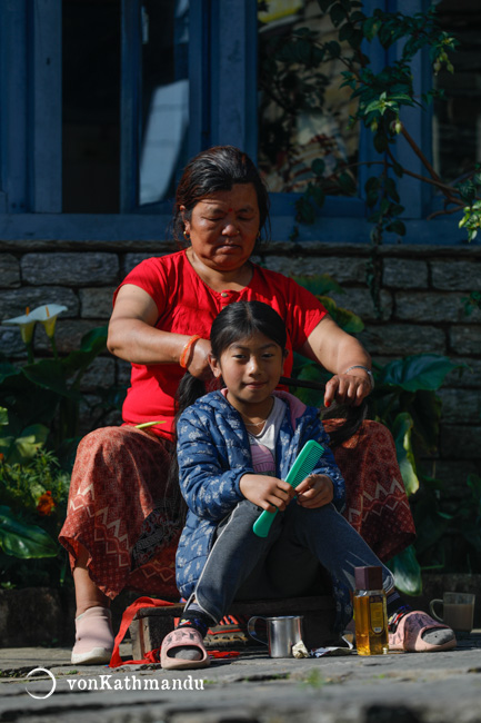 Gurung mother and daughter in Ghandruk