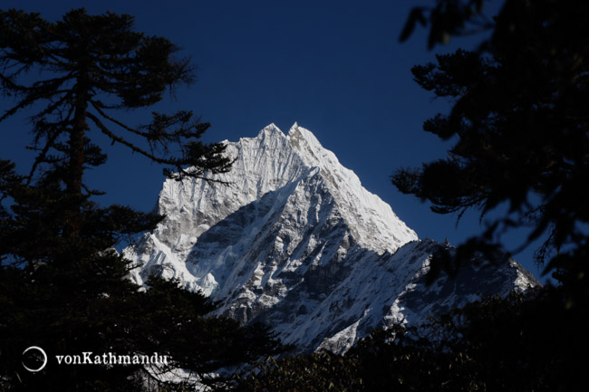 Thamsherku mountain seen through alpine vegetation of Khumjung