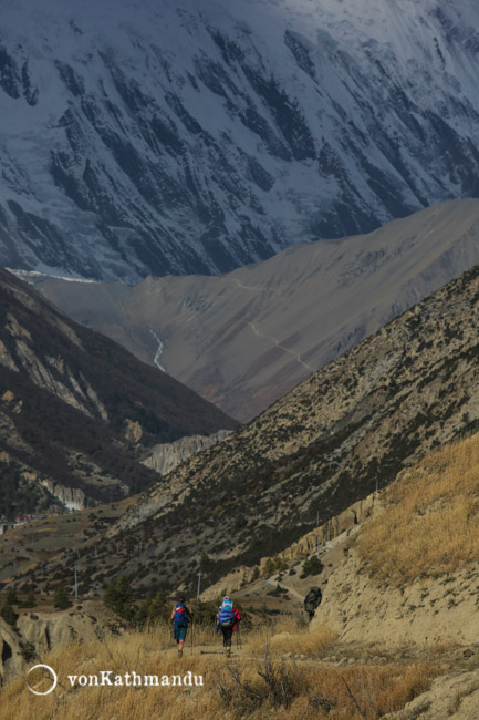 Heading off from Manang, you can see the last stretch of the climb to Tilicho as well as Marshangdi river on the barren hills, with enormous mountains in the horizon